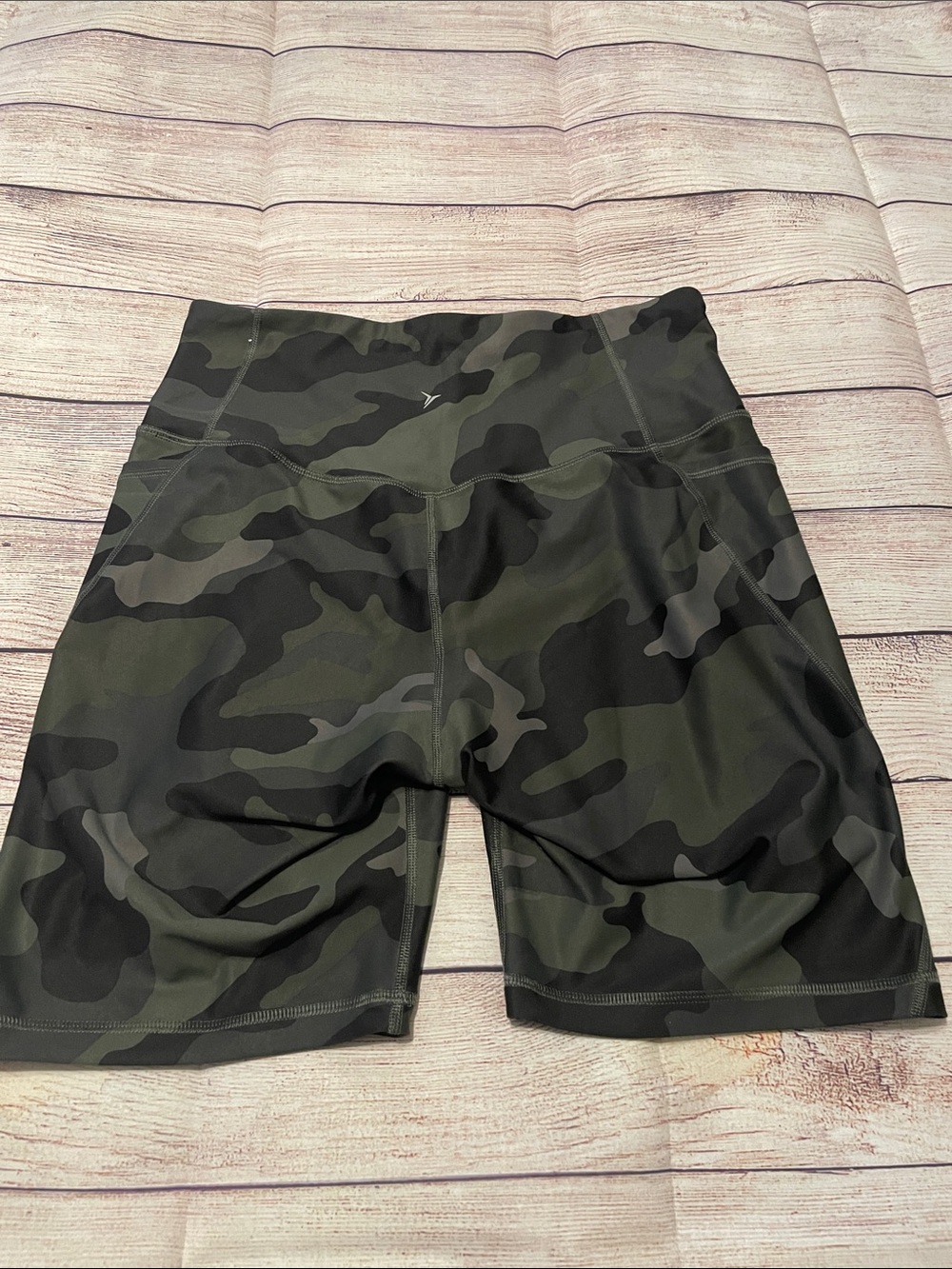 Old Navy Olive Camo High-Waist Bike Shorts with Side Pockets - Picture 5 of 5